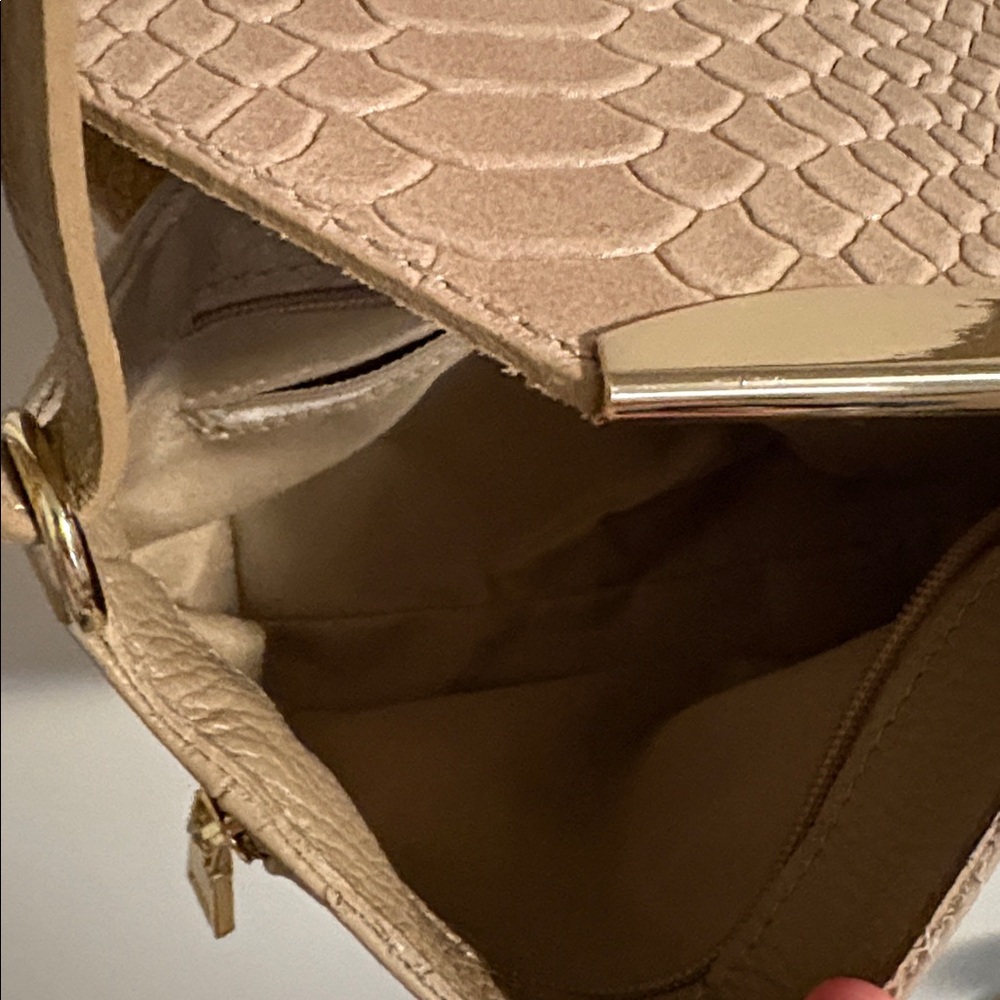 Elegant Tan Crossbody Bag made in Italy - Picture 5 of 6